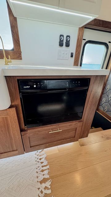 Dishwasher built in under the counter